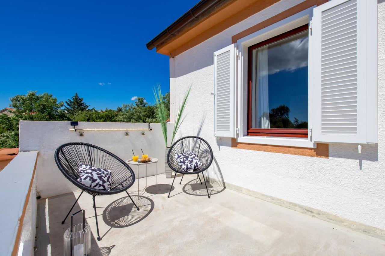 Villa Summer Oasis Dobrinj エクステリア 写真